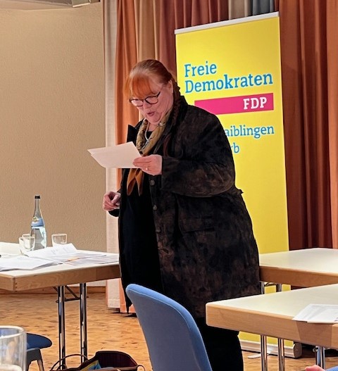 Die Vorsitzende des FDP Ortsverbands Waiblingen - Korb Andrea Rieger verkündet das Abstimmungsergebnis